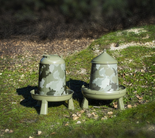 bebedero y comedero para el campo