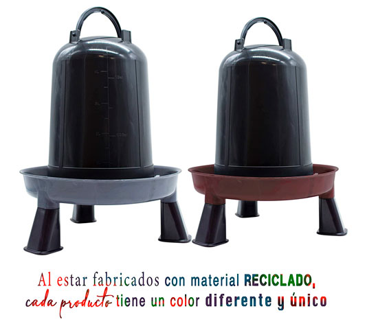 Bebederos para aves fabricados con plástico reutilizado