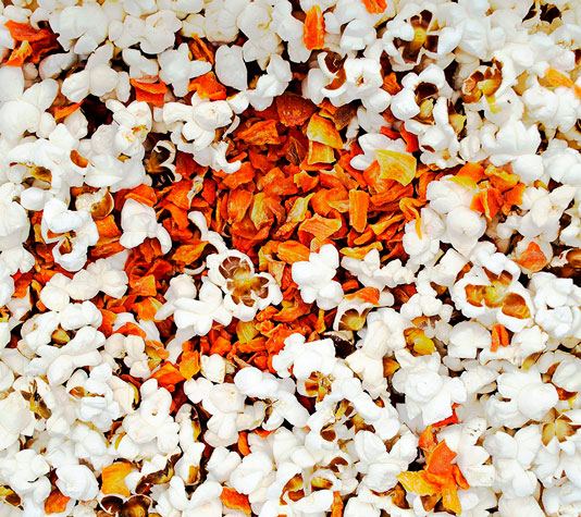 snack de palomitas de maíz y zanahoria deshidratada