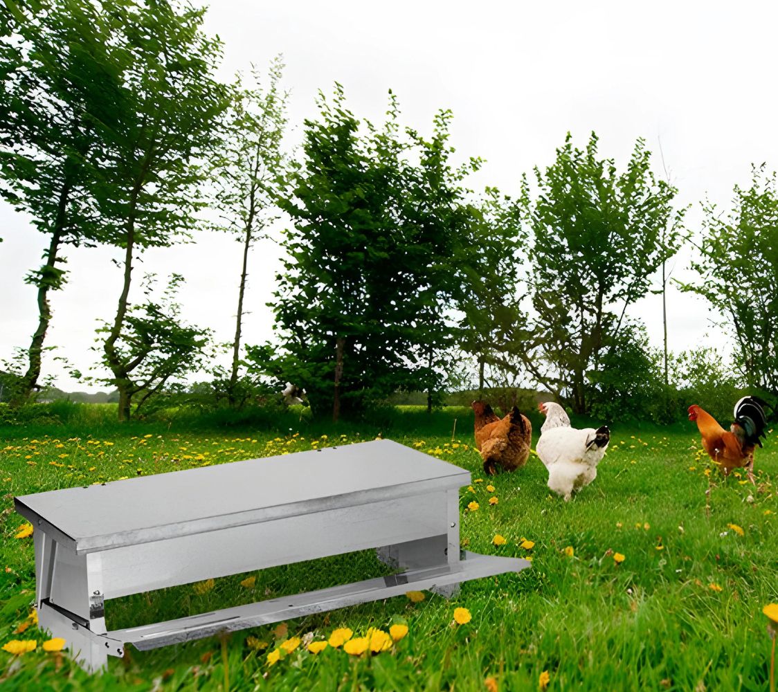 Tolva de pedal para gallinas 
